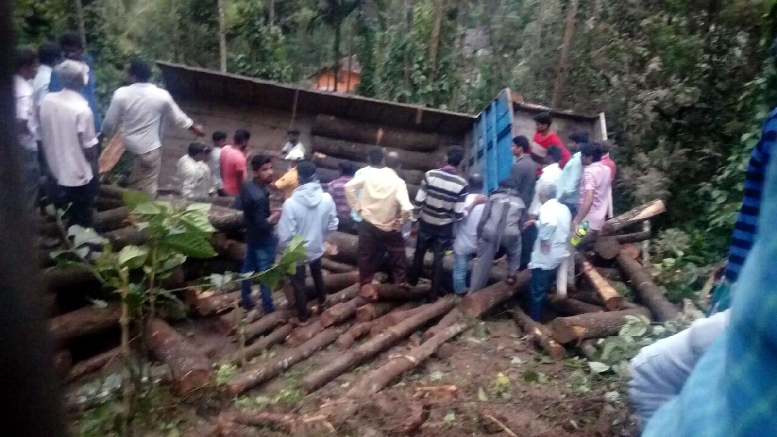 ಟಿಂಬರ್ ಲಾರಿ ಮಗುಚಿ ಇಬ್ಬರ ಸಾವು